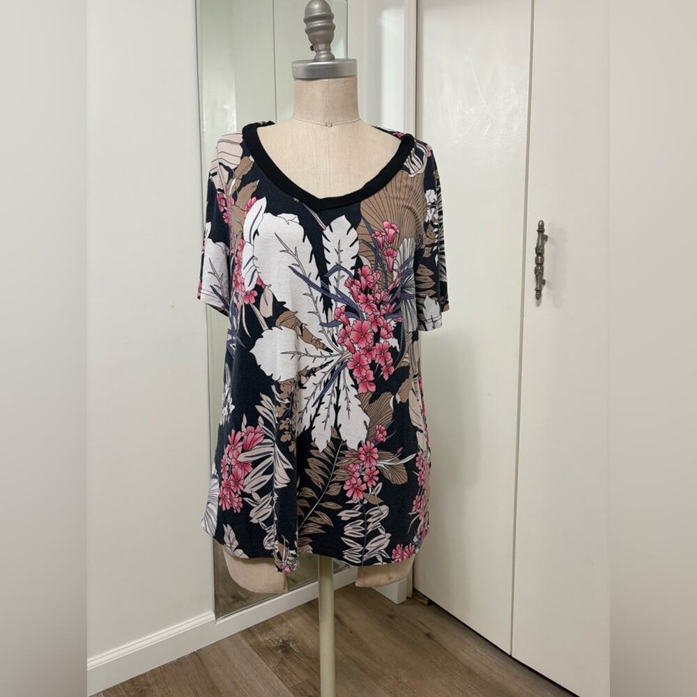 Floral Print Black and Prink Short Sleeve V-Neck Women's Top - Large